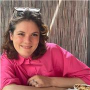 Professoressa di liceo classico impartisce lezioni di greco, latino, italiano e storia antica